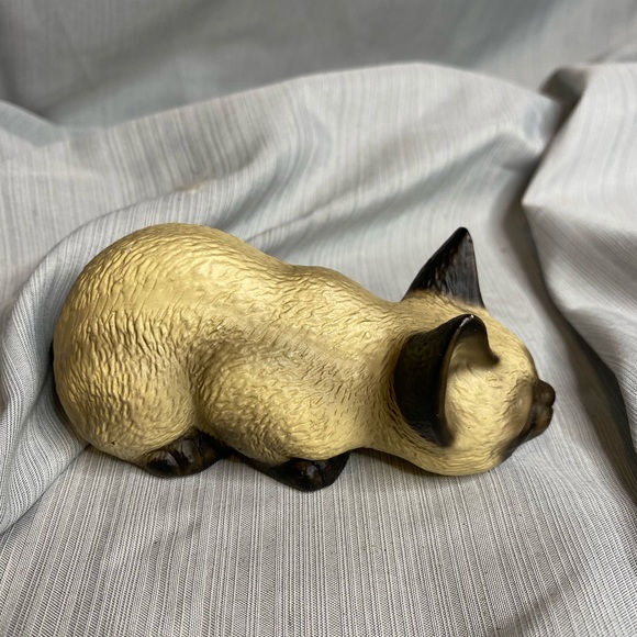 Vintage 1983 blue eyed cat figurine. - Picture 3 of 10